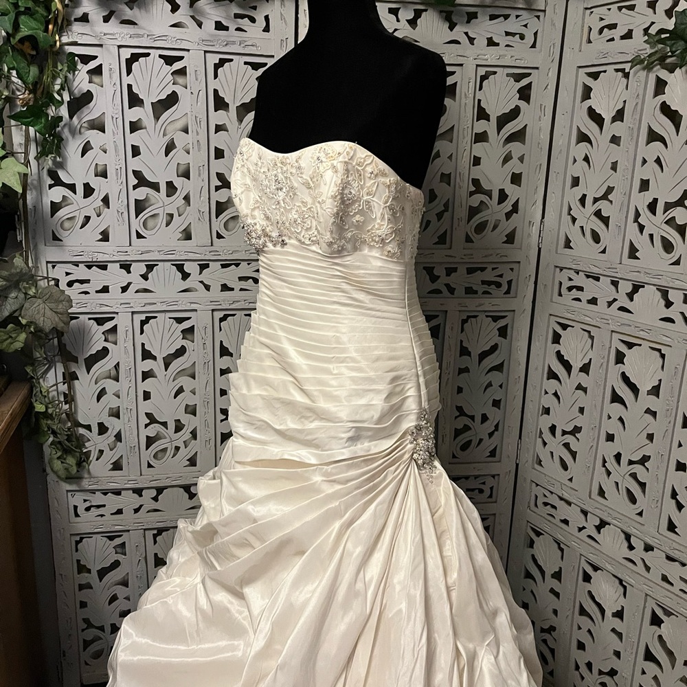 👰‍♀️HOST PICK👰‍♀️ WHITE SILKY SMOOTH WITH LACE & TRAIN WEDDING DRESS GOWN - Picture 2 of 16